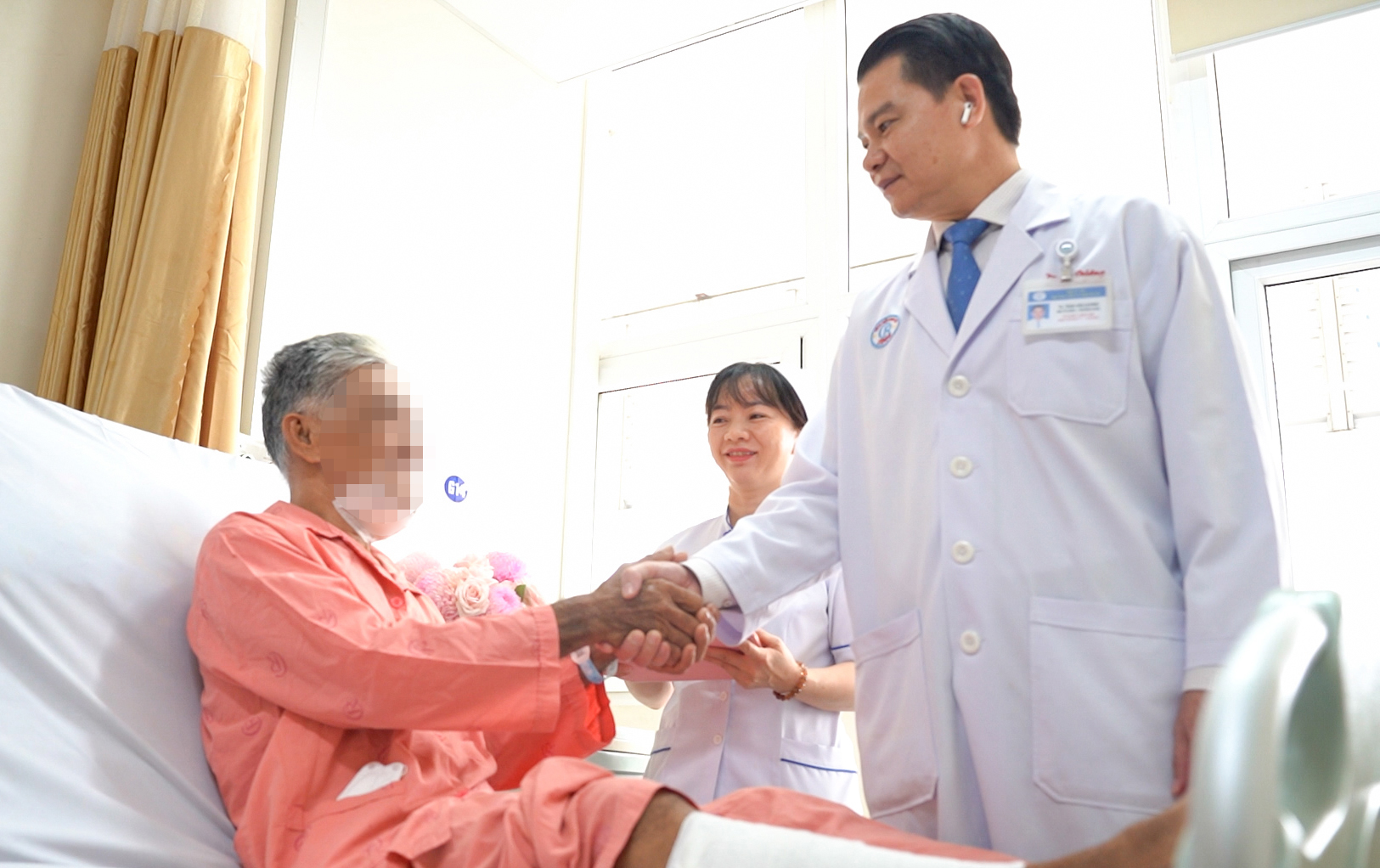 Bác sĩ thăm khám, chúc mừng ông D. sau khi phẫu thuật, ảnh BV