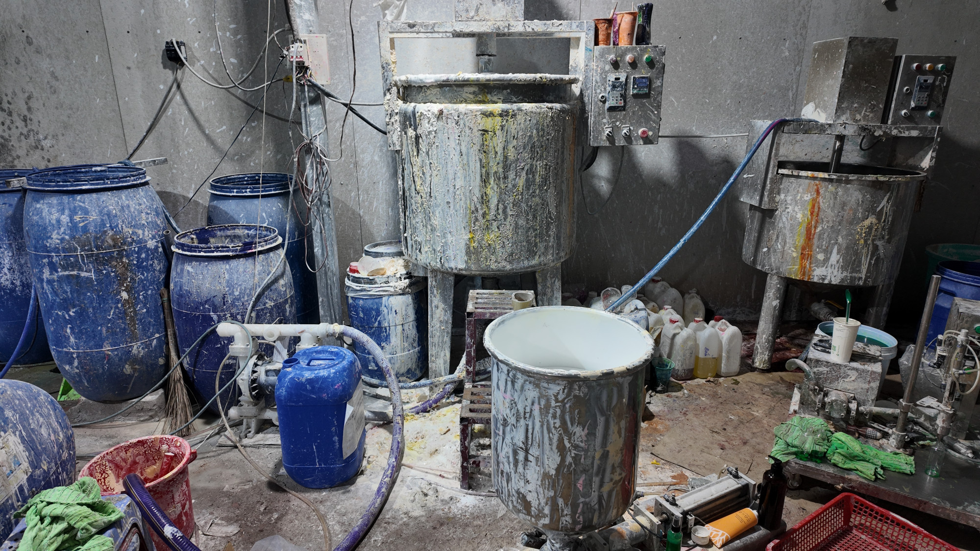 Khu vực nơi sản xuất mỹ phẩm giả. Ảnh: CA