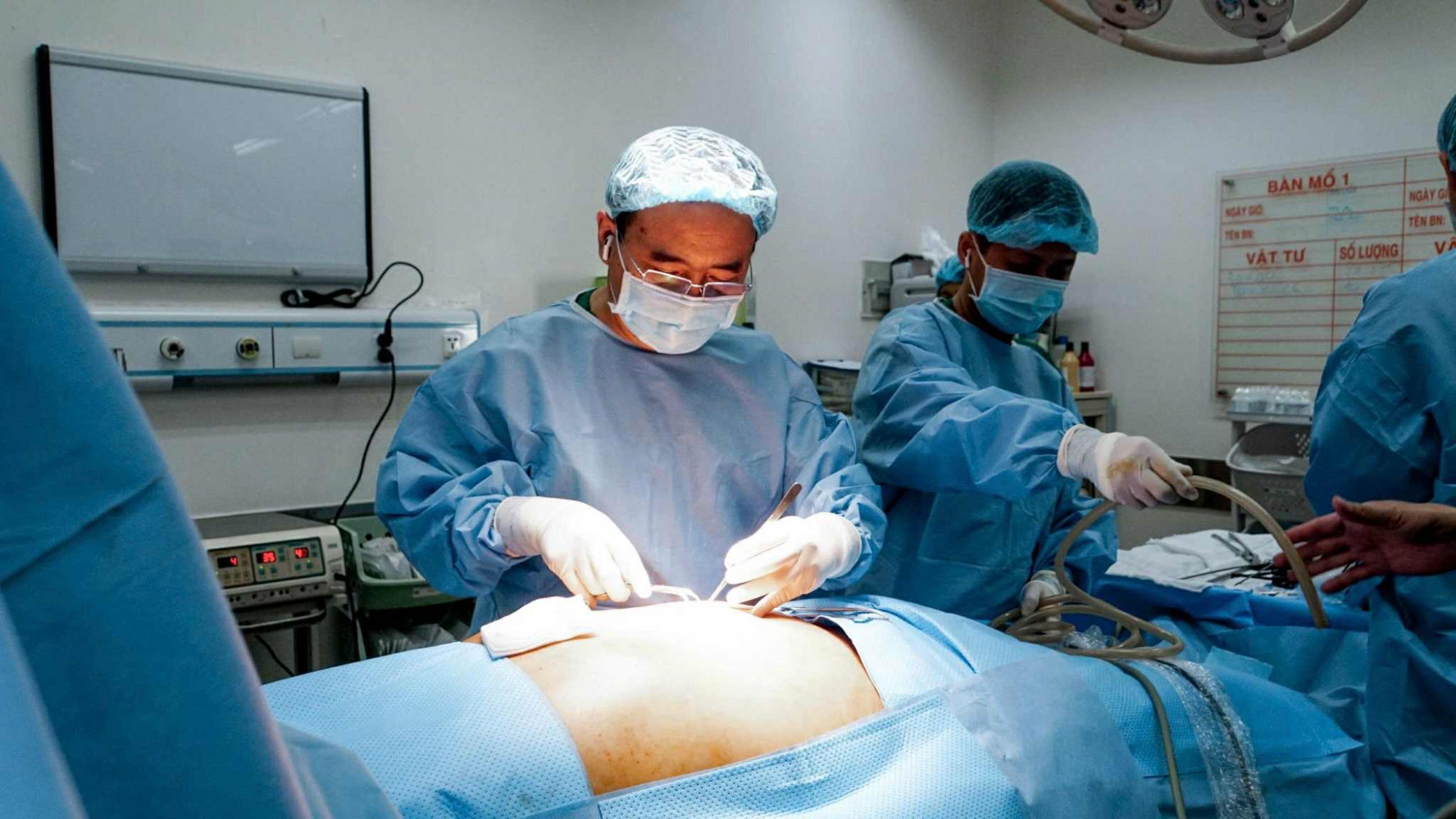 Các bác sĩ đang thực hiện cắt bỏ khối u dạ dày cho bệnh nhân (ảnh: BVCC)