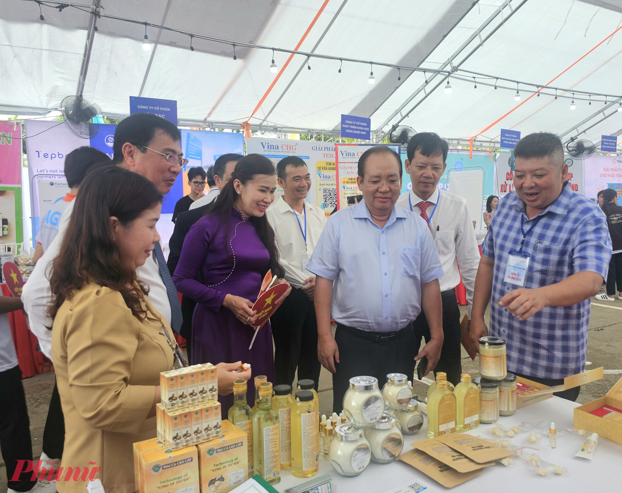 Ông Nguyễn Thanh Phong - Phó Chủ tịch Thường trực UBND tỉnh An Giang tham gia các gian hàng trưng bày sản phẩm chuyển đổi số - Ảnh Phú Hữu