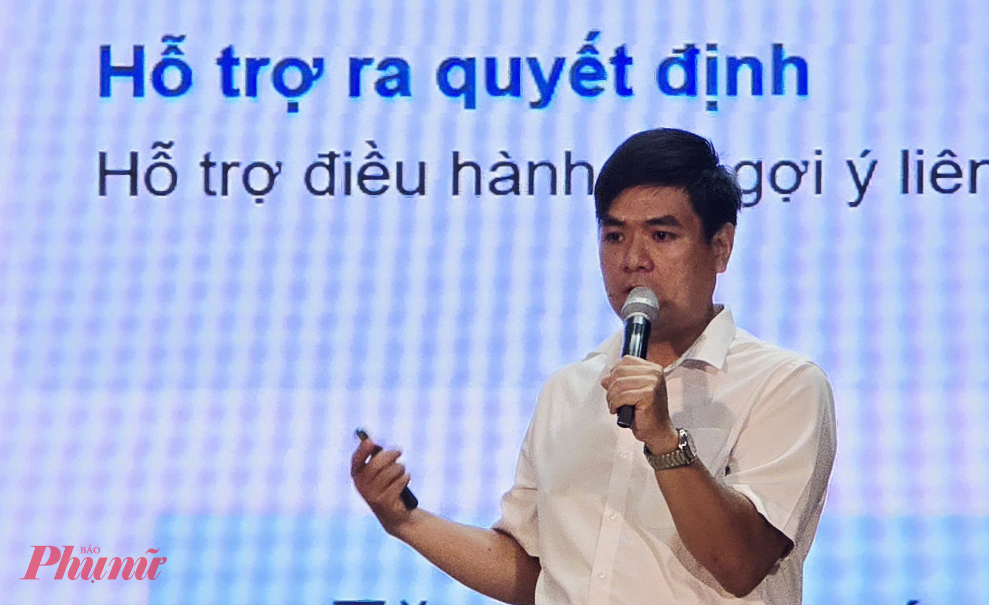 Ông Võ Minh Hoàng - Chuyên gia tư vấn AI - Tập đoàn VNPT chia sẻ về ứng dụng AI trong công việc - Ảnh Phú Hữu