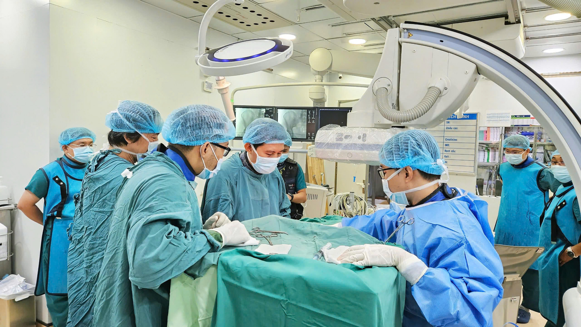 Ê-kíp bác sĩ Bệnh viện Đa khoa Thủ Đức phẫu thuật cho người bệnh, ảnh BV