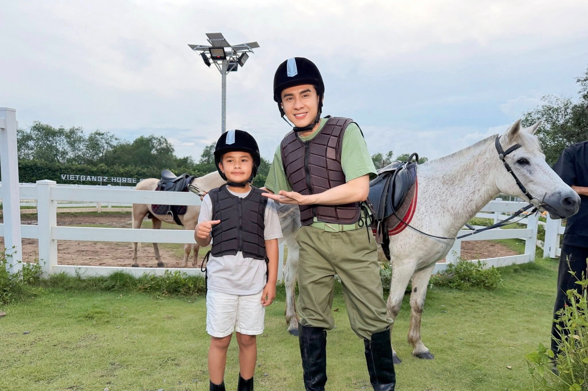 Ca sĩ Đan Trường và con trai chuẩn bị cho đêm diễn 