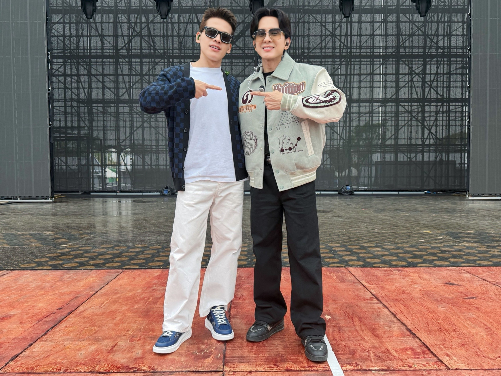 Đan Trường và ca sĩ Quốc Thiên tại sân khấu 