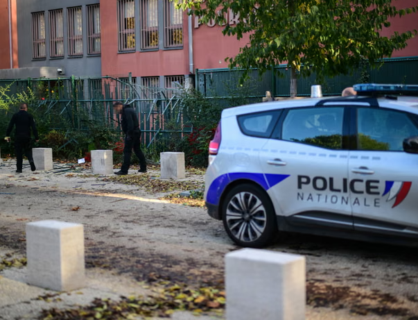 Cảnh sát bên ngoài Laboratoires Pourquery ở Lyon hôm thứ Năm. Ảnh: Olivier Chassignole / AFP / Getty Images