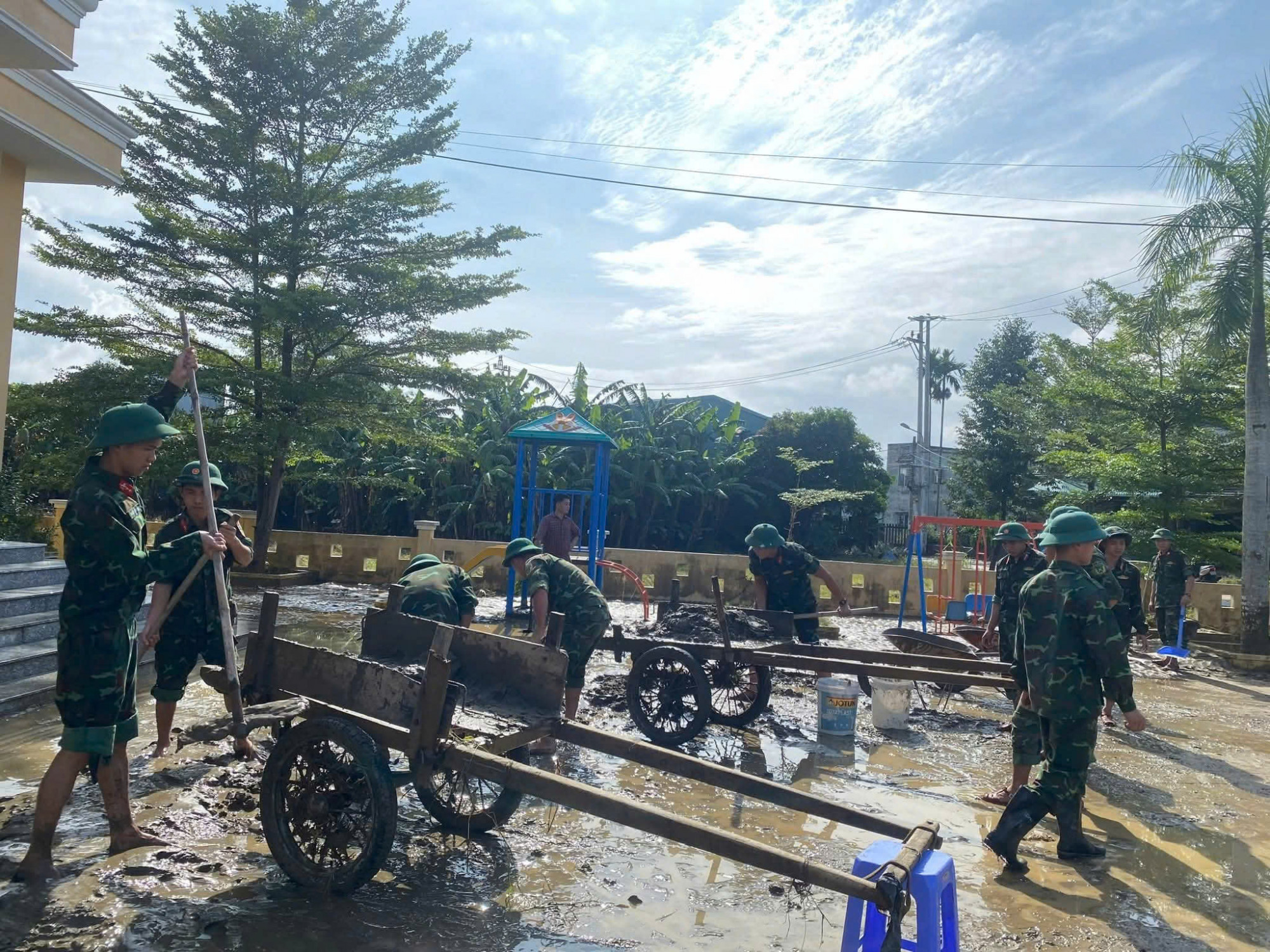 Dọn bùn đất ở các trường học nhằm sớm phục vụ học sinh đi học trở lại_Ảnh: Sông Hàn.