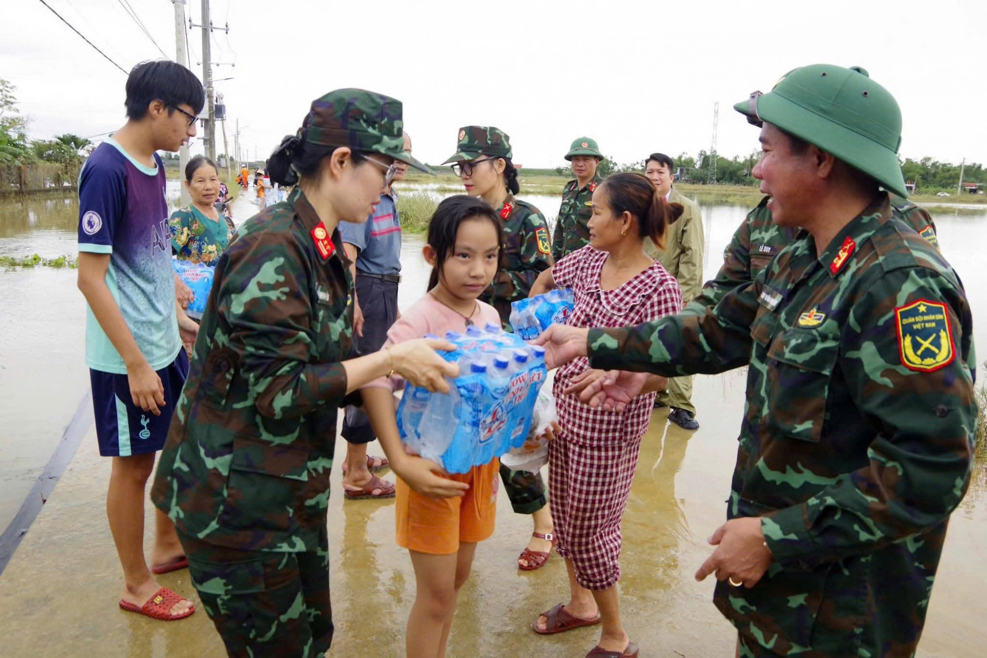 Bộ đội nấu cơm phát cho người dân vùng ngập lũ