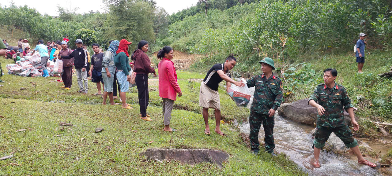 Các đơn vị quân đội tiếp tục hành quân vào các vùng bị cô lập, vận chuyển nhu yếu phẩm và giúp người dân khắc phục hậu quả sạt lở_Ảnh: Sông Hàn.