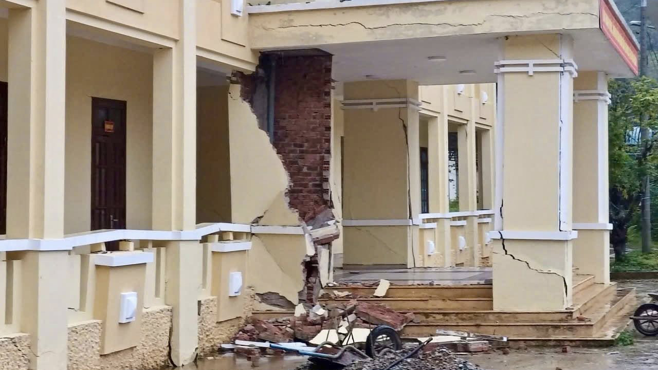 Xã Hùng Sơn hiện vẫn đang bị cô lập do sạt lở, trụ sở UBND xã bị hư hại nghiêm trọng_Ảnh: Xã Hùng Sơn.