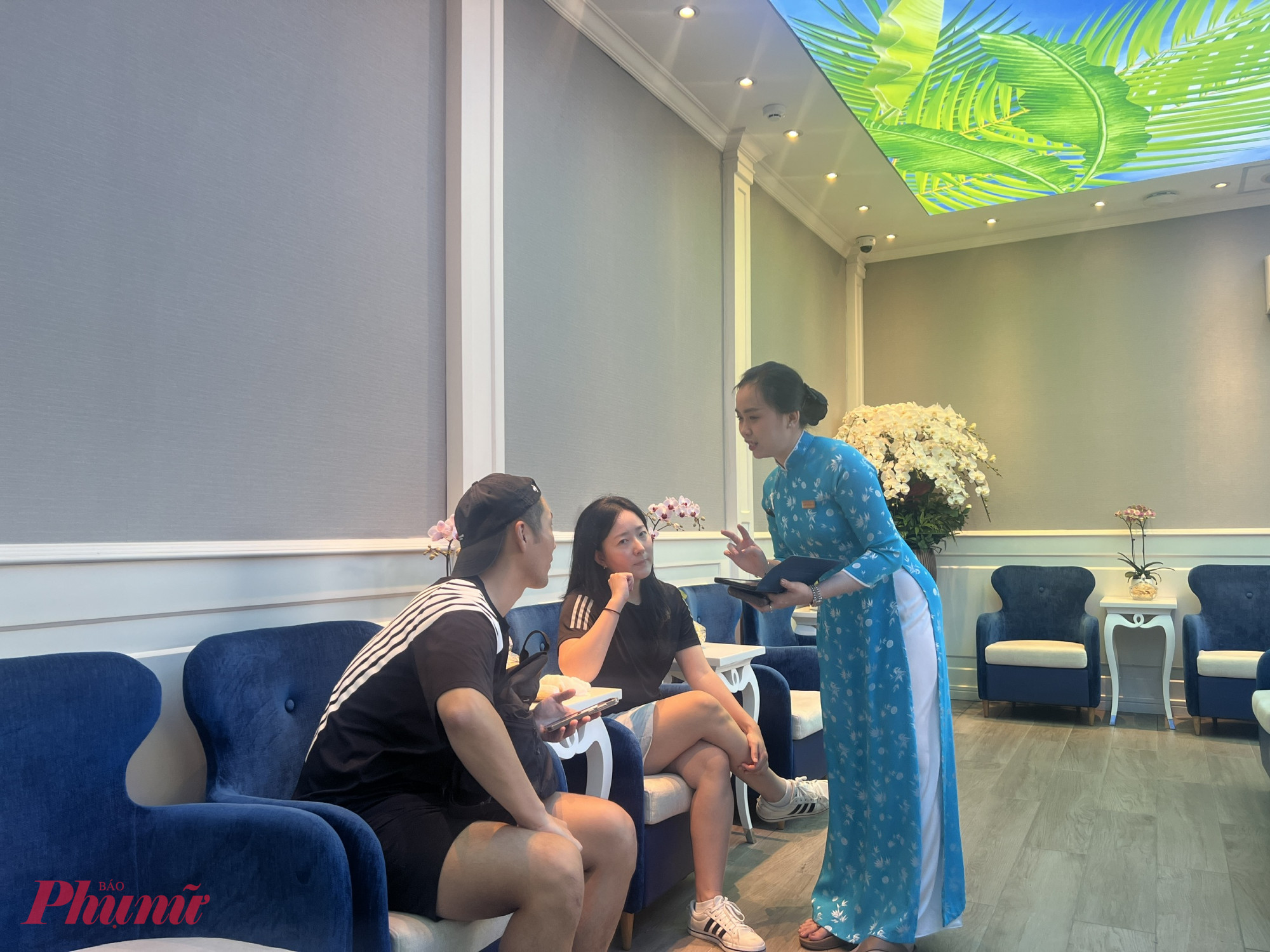 Du khách Hàn Quốc trải nghiệm massage tại hệ thống spa sức khỏe Quỳnh Như.