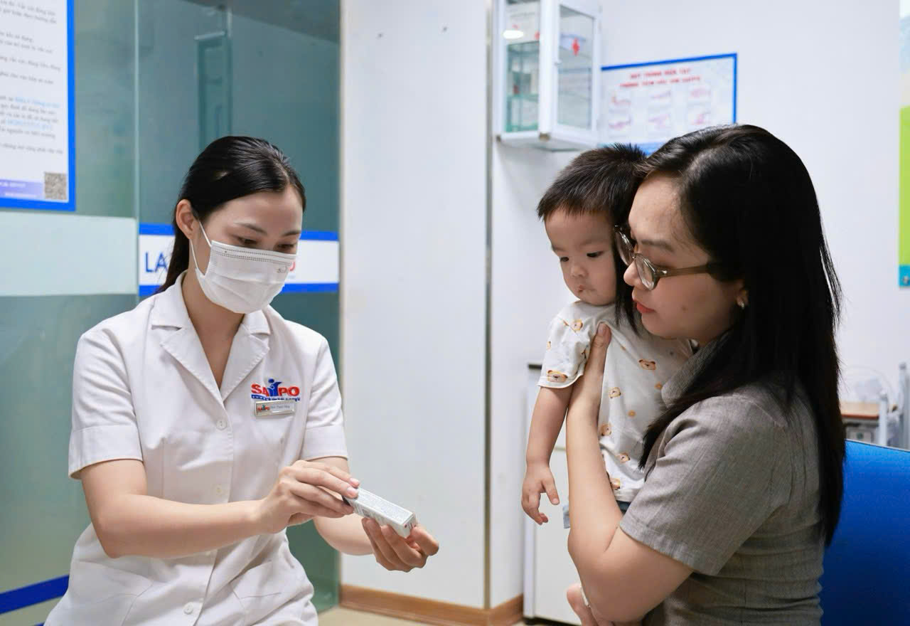 Trẻ tiêm vắc xin cúm dự phòng -  ảnh: Thu Ngân