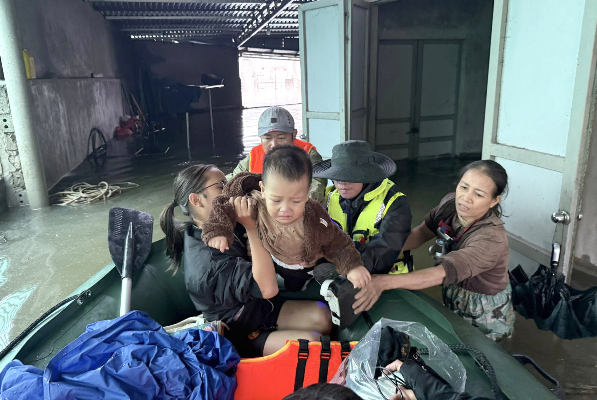 Mưa lớn liên tục trút xuống khiến nhiều khu vực ở phía Nam tỉnh Hà Tĩnh bị ngập nặng - Ảnh: Khánh Trung