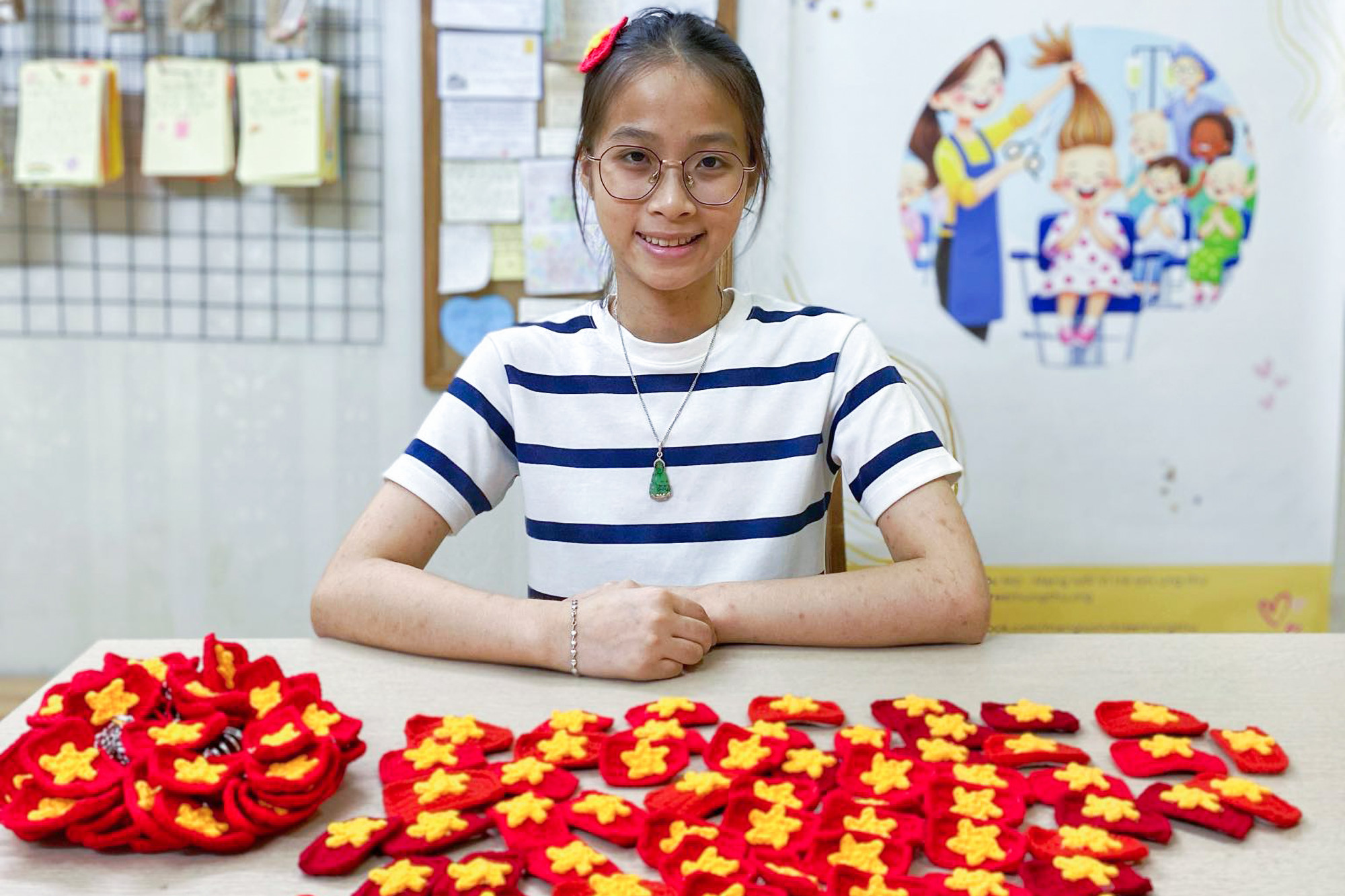 Trang gửi tặng móc khóa và cài áo mang hình lá Quốc kỳ, gửi tới Mạng lưới vì trẻ em ung thư để bán gây quỹ, ủng hộ bệnh nhi ung thư - Ảnh: Huyền Trang