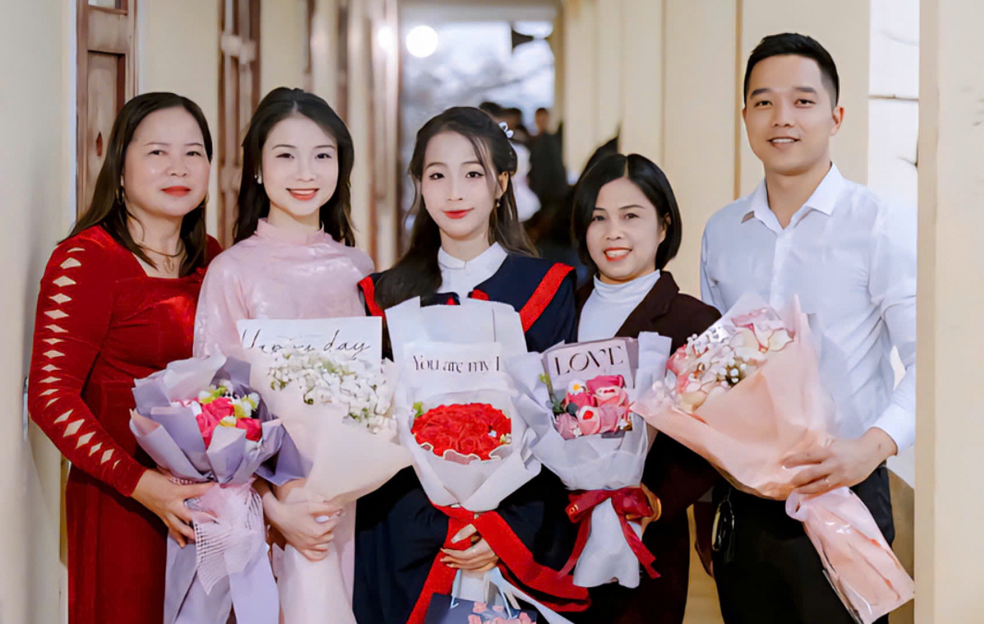 Trang chụp ảnh kỷ niệm cùng người thân ngày tốt nghiệp THPT - Ảnh: Huyền Trang