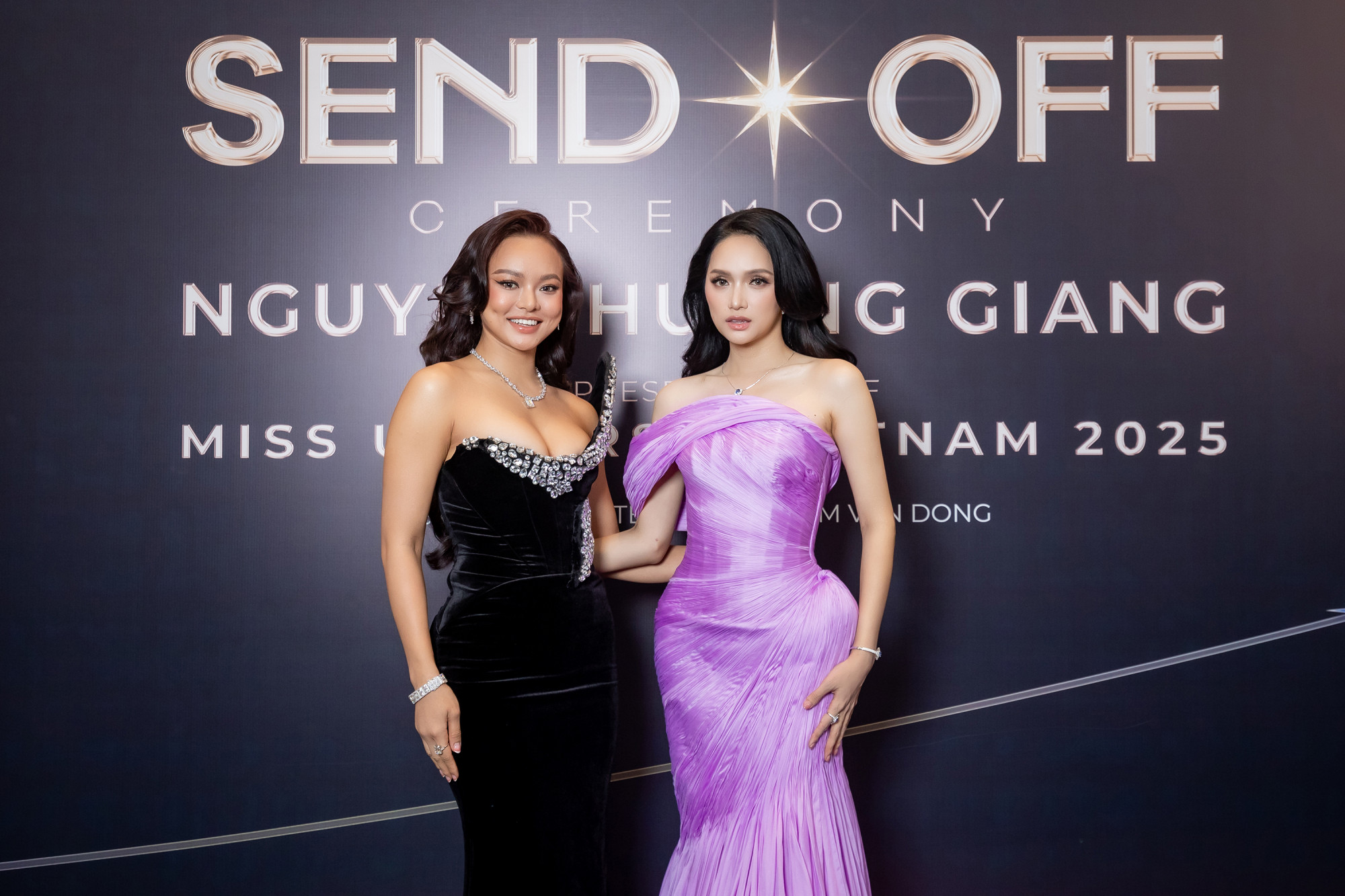 Mai Ngô - đại diện Việt Nam tại Miss Chả năm nay xuất hiện với phong cách quý phái, gợi cảm trong chiếc đầm cúp ngực đính kết cầu kì, mái tóc xoăn bồng bềnh, lối trang điểm tông nude mang đến vẻ ngoài quyến rũ. 