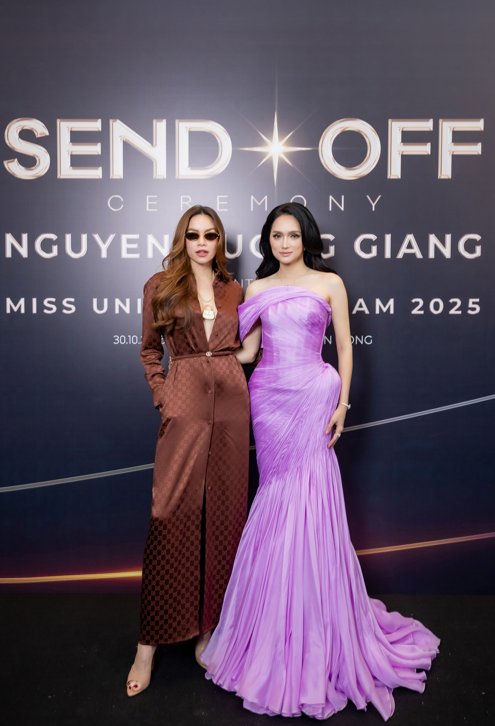 Hồ Ngọc Hà góp mặt tại sự kiện tiễn Hương Giang lên đường chinh chiến Miss Universe. Cô chọn phong cách thanh lịch và hiện đại, với bộ jumpsuit tông nâu chocolate mang hoạ tiết tinh tế, tạo cảm giác sang trọng mà vẫn phóng khoáng. Thiết kế cổ sâu cùng phụ kiện kính râm và dây chuyền bản lớn giúp tôn lên khí chất tự tin, thời thượng.