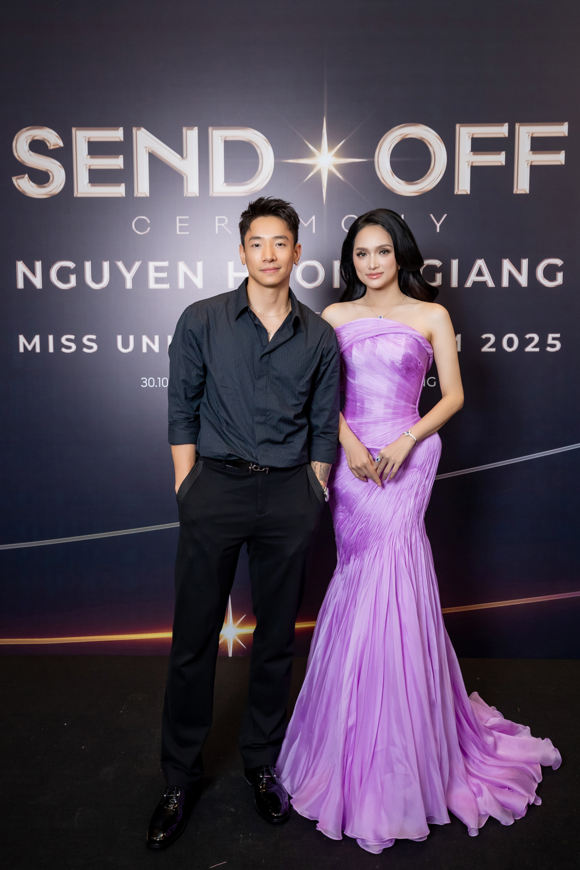 Bạn trai Phú Cường đơn giản mà lịch lãm khi đứng cạnh Hương Giang. Là đại diện Việt Nam tại Miss Universe 2025, người đẹp mong muốn lan tỏa thông điệp: Không gì là không thể, cũng không bao giờ là quá muộn để phụ nữ phá vỡ định kiến.