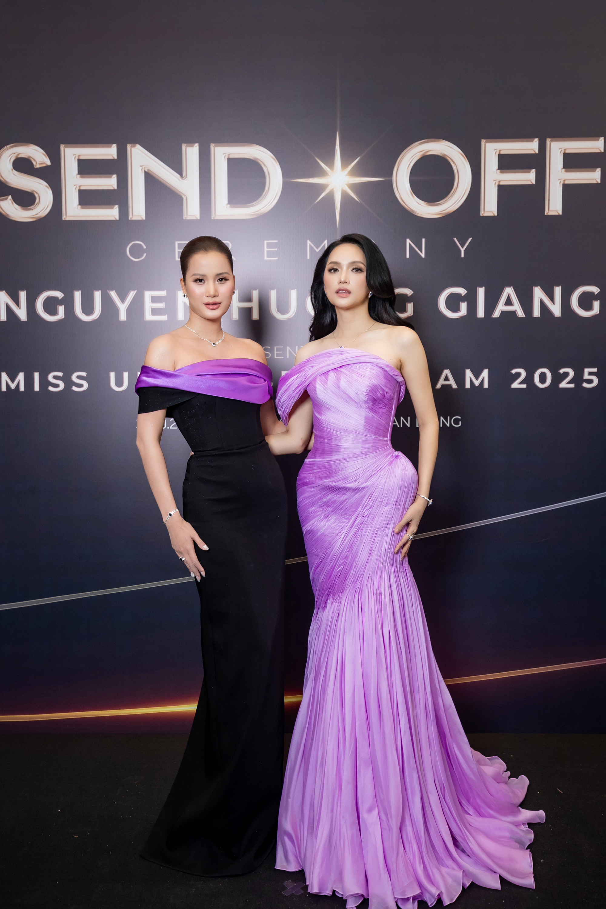 Á hậu Hương Ly gây ấn tượng với phong cách tối giản mà đầy quyền lực. Cô diện đầm dạ hội trễ vai ôm dáng, tôn lên vóc dáng thanh mảnh và thần thái sang trọng. Thiết kế đen huyền bí được điểm xuyết phần vải màu tím lilac quấn vai tạo điểm nhấn tinh tế, vừa gợi cảm vừa giữ được sự thanh lịch.