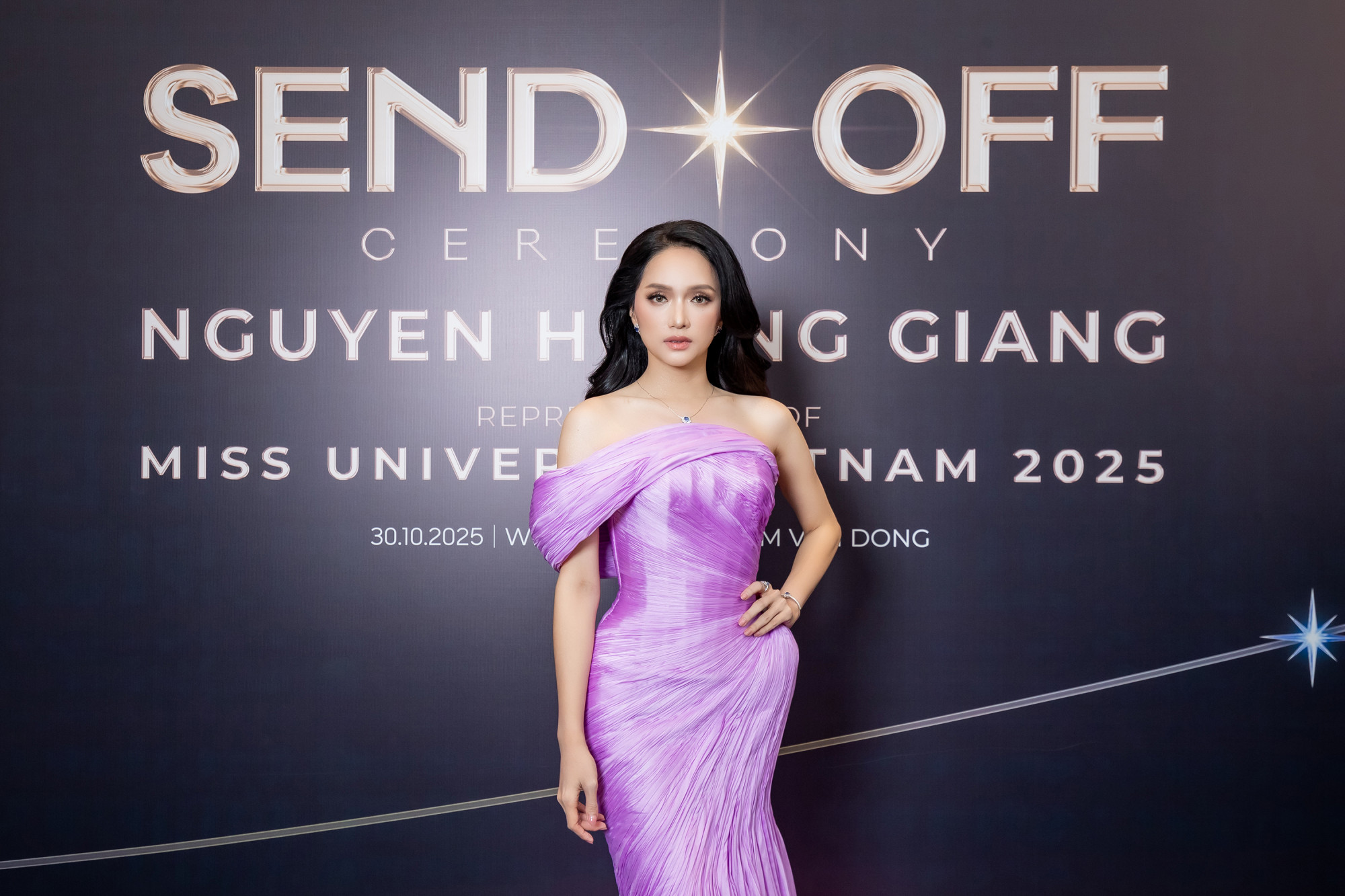 Từ Vietnam Idol 2012, Hương Giang đã trở thành nghệ sĩ đa tài - ca sĩ, diễn viên, người mẫu, MC và nhà sản xuất với hơn một thập kỷ cống hiến. Cô là biểu tượng của sự dũng cảm, khát vọng và bản lĩnh sống thật. Xuất hiện tại sự kiện, Hương Giang ghi điểm với thần thái cuốn hút và phong cách sang trọng trong thiết kế đầm dạ hội tím pastel ôm sát, tôn lên đường cong quyến rũ. Kiểu dáng vai trễ kết hợp chất liệu bắt sáng nhẹ mang lại cảm giác mềm mại, tinh tế nhưng vẫn mạnh mẽ và cuốn hút.