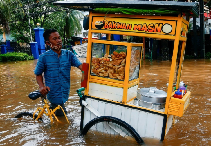Một nghiên cứu mới cho thấy mưa rơi ở Jakarta chứa 15 hạt vi nhựa trên một mét vuông mỗi ngày