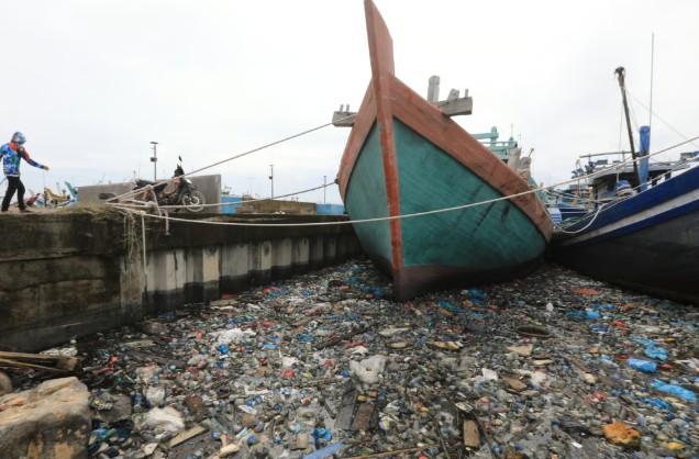 Rác thải nhựa chất đống tại một cảng gần khu vực ven biển Banda Aceh 