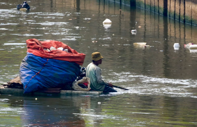 tiếp xúc với vi nhựa có thể gây ra những tác động nghiêm trọng đến sức khỏe, chẳng hạn như rối loạn nội tiết tố, tổn thương các cơ quan như phổi và thận và phát triển ung thư.\