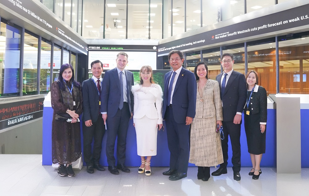 Đoàn HDBank thăm Sàn giao dịch chứng khoán Luân Đôn trong phiên chỉ số FTSE 100 lập đỉnh mới - Ảnh: HDBank