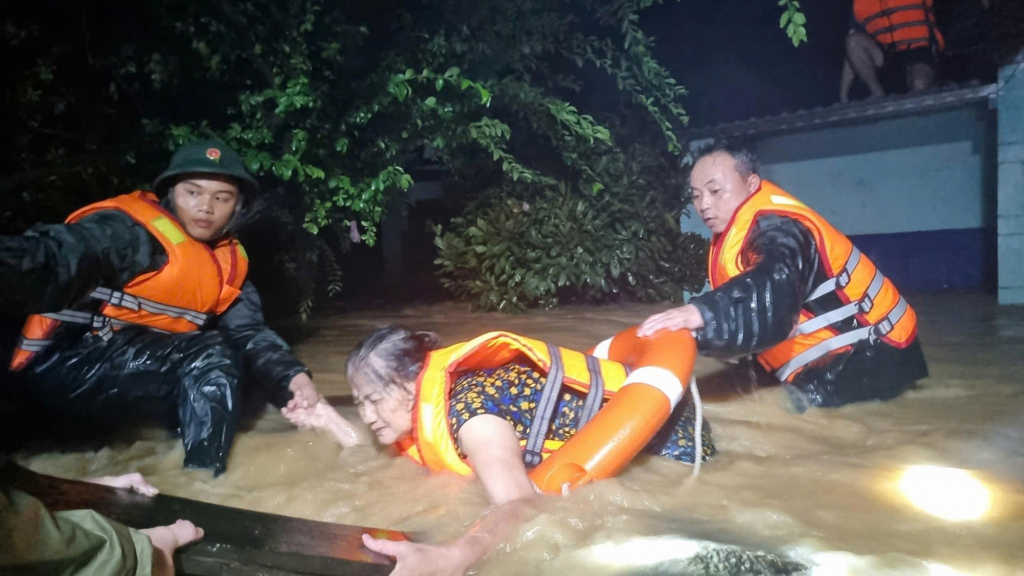 Quân đội ứng cứu người dân ở xã Đại Lộc mắc kẹt trong lũ dữ đêm 29/10_Ảnh: Sông Hàn.