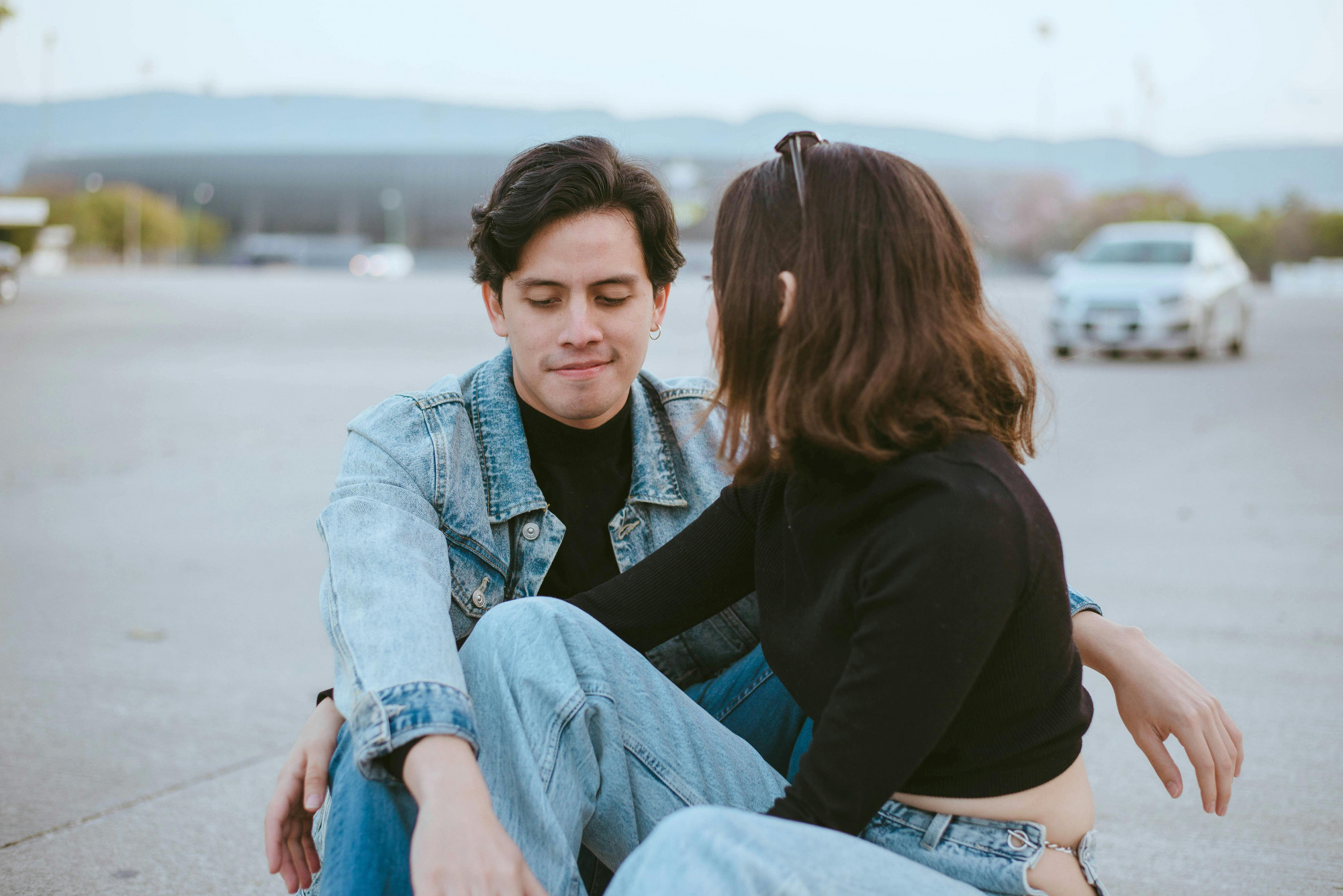 Lệch về sở thích, tính cách là điều không tránh khỏi của các cặp đôi chênh nhiều tuổi - Ảnh minh họa: Pexels