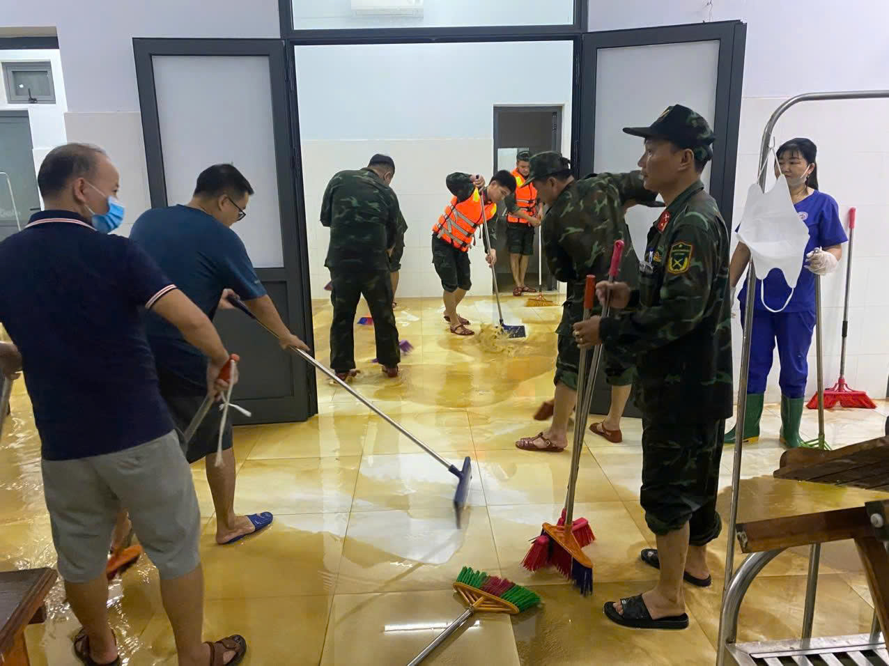 Quân đội hỗ trợ các bệnh viện bị ngập dọn lũ_Ảnh: Sông Hàn.
