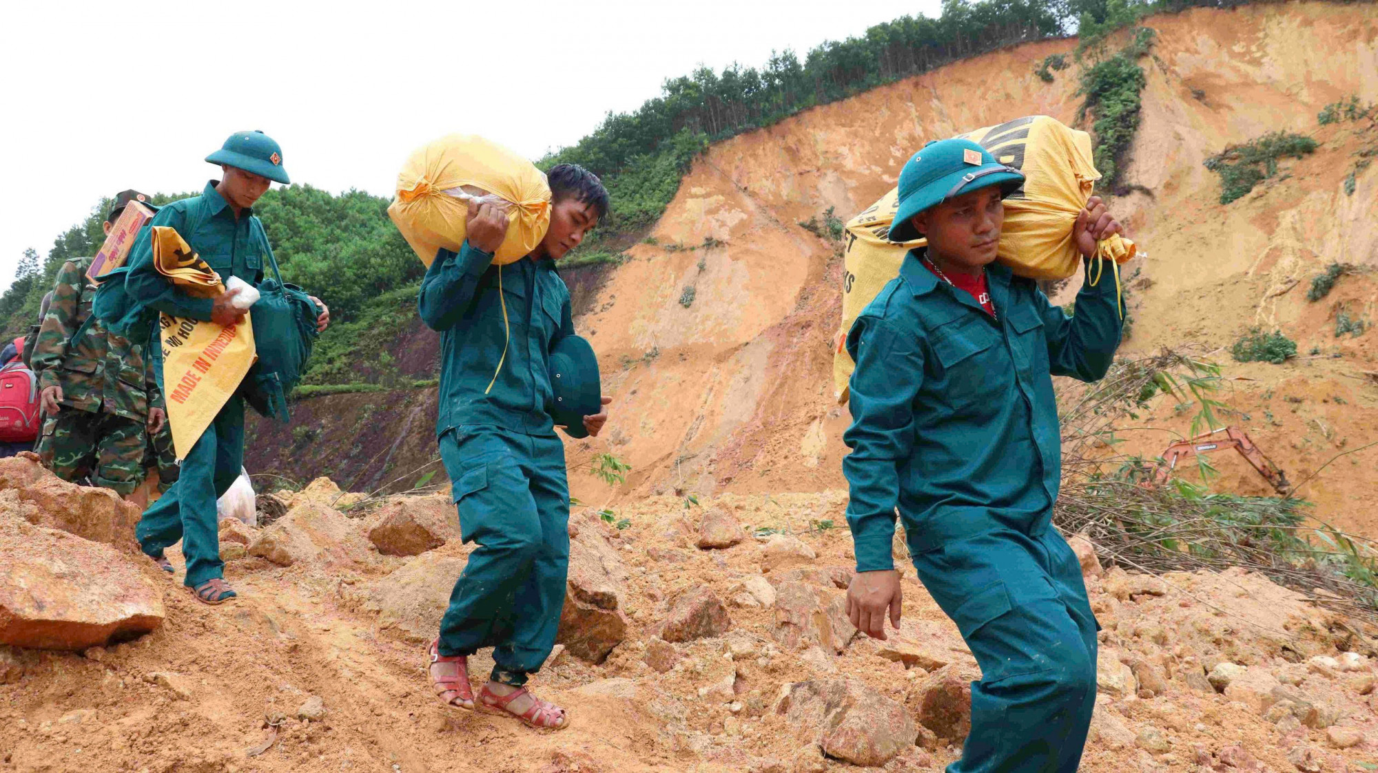 Quân đội hành quân mang nhu yếu phẩm vào tiếp tế ở các xã miền núi phía tây Đà Nẵng_Ảnh: Sông Hàn.