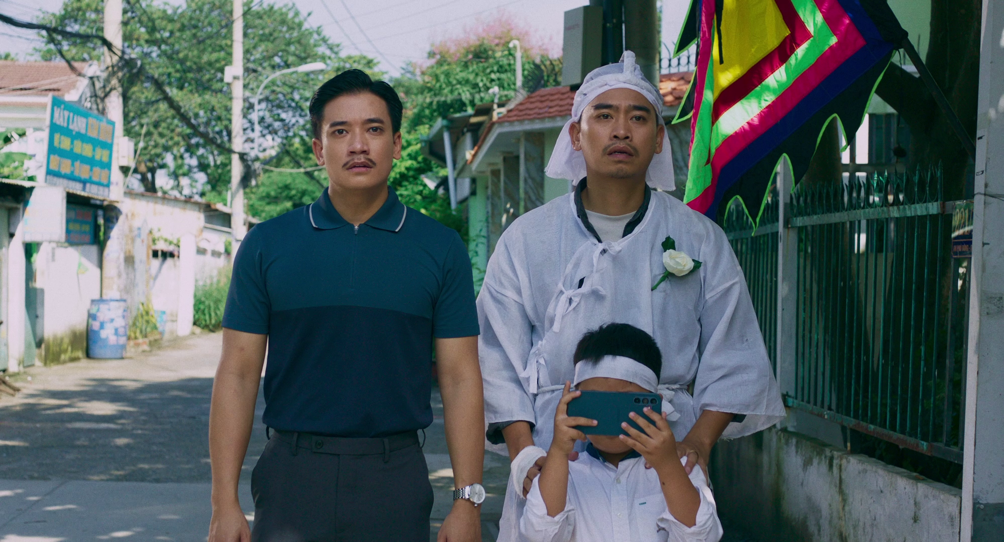 Trần Kim Hải (phải) gây ấn tượng với vai Y Đức 