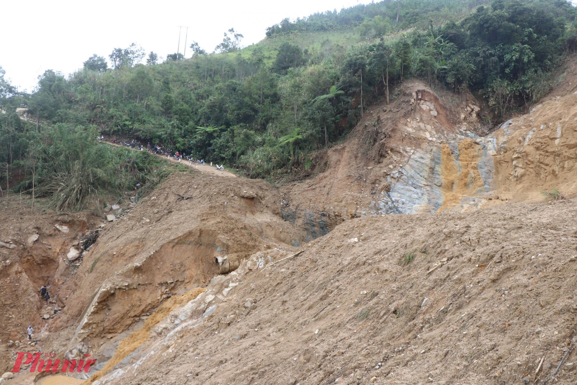 Phó thủ tướng Hồ Quốc Dũng kiểm tra tình hình sạt lở tại xã Ngọc Linh (Quảng Ngãi).  