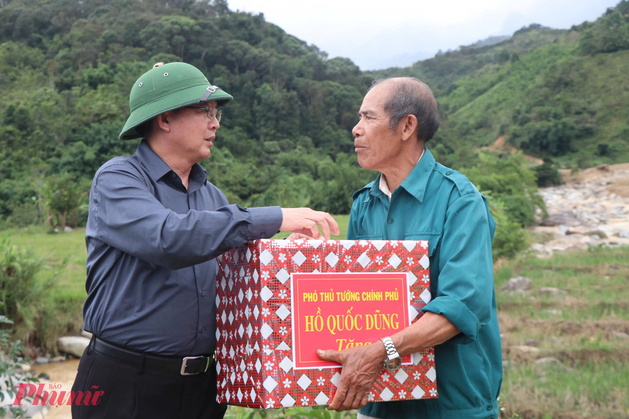 Phó thủ tướng thăm hỏi, trao quà động viên người dân ở vùng bị sạt lở cô lập_Ảnh: D.X.