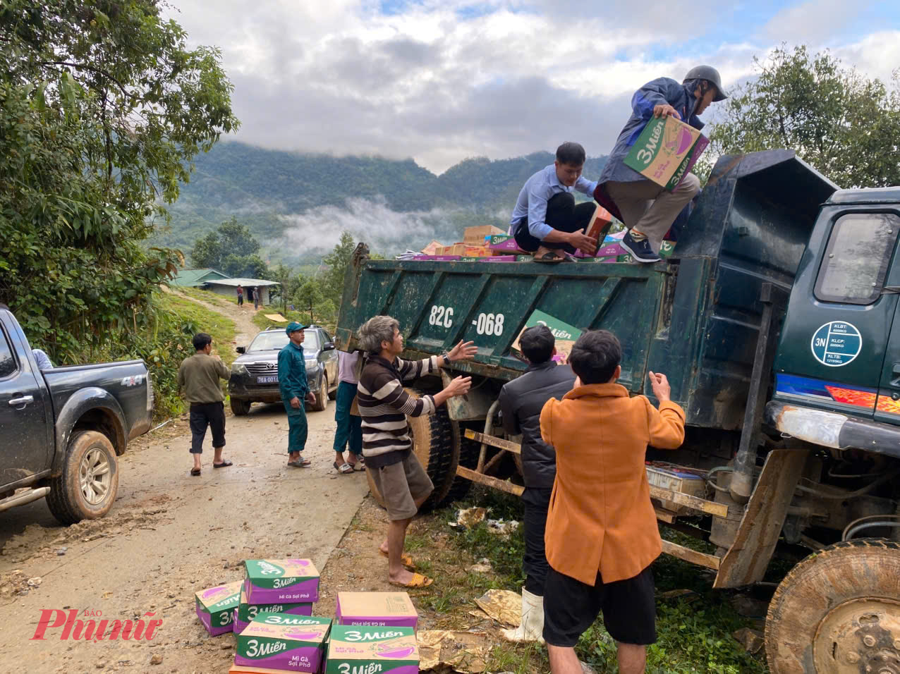 Lương thực, thực phẩm được tập kết sẵn sàng đưa vào hỗ trợ người dân khi mở xong đường.