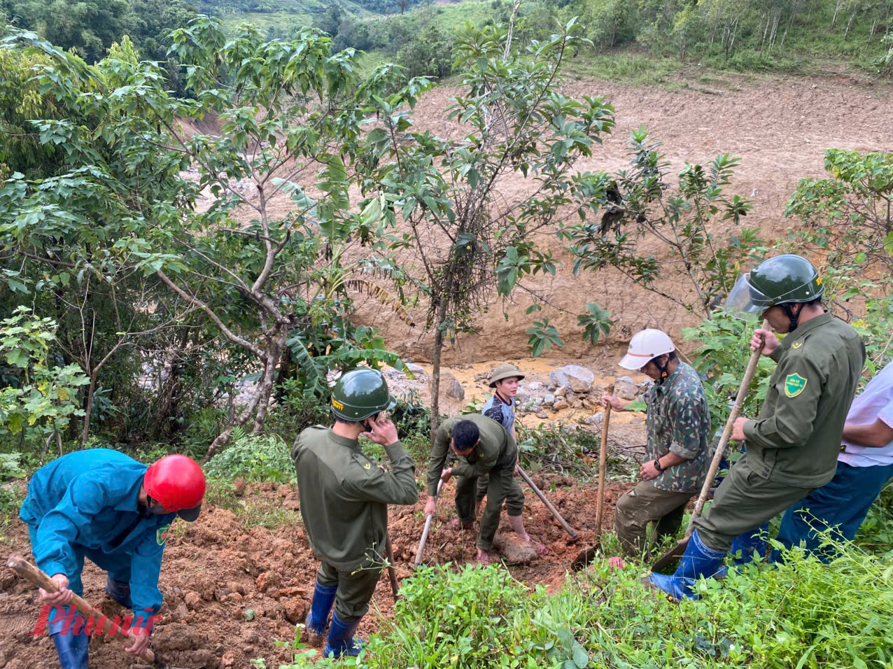 Chính quyền chỉ đạo các lực lượng nhanh chóng mở đường để gùi hàng tiếp tế vào khu vực sạt lở.