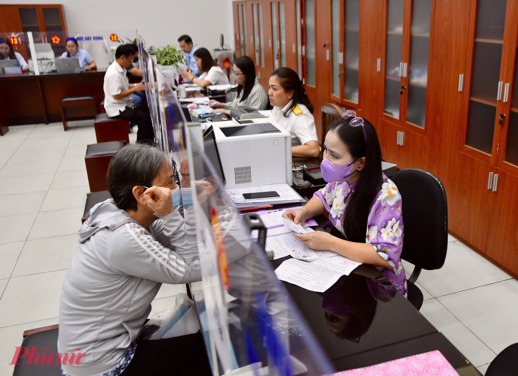 Hơn 1.000 công chức cấp xã đang dư thừa, TPHCM đang lên kế hoạch điều chuyển và bố trí lại - Ảnh: Thanh Tâm