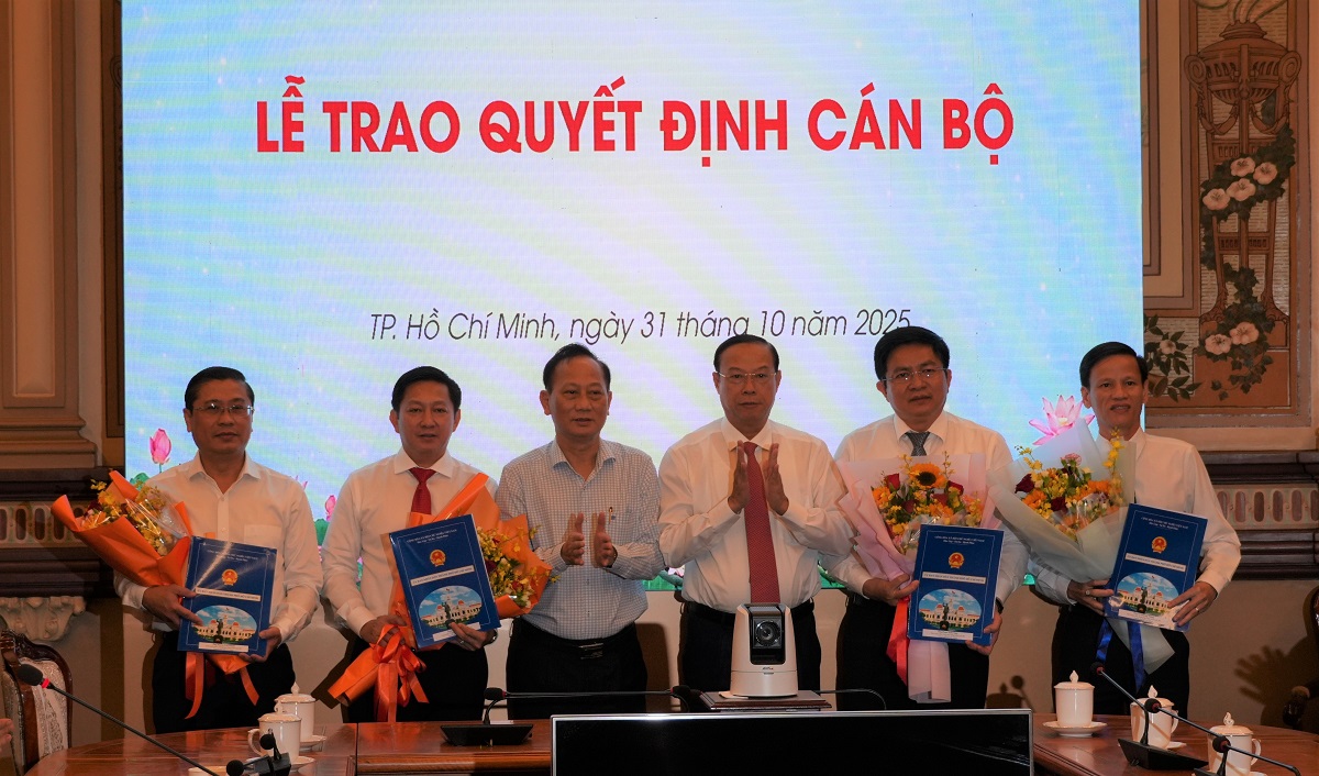 Phó chủ tịch Thường trực UBND TPHCM Nguyễn Văn Thọ và Phó bí thư Đảng ủy UBND TPHCM Trần Văn Nam trao quyết định và tặng hoa chúc mừng các nhân sự lãnh đạo Trung tâm Phát triển quỹ đất TPHCM - Ảnh: Web UBND TPHCM