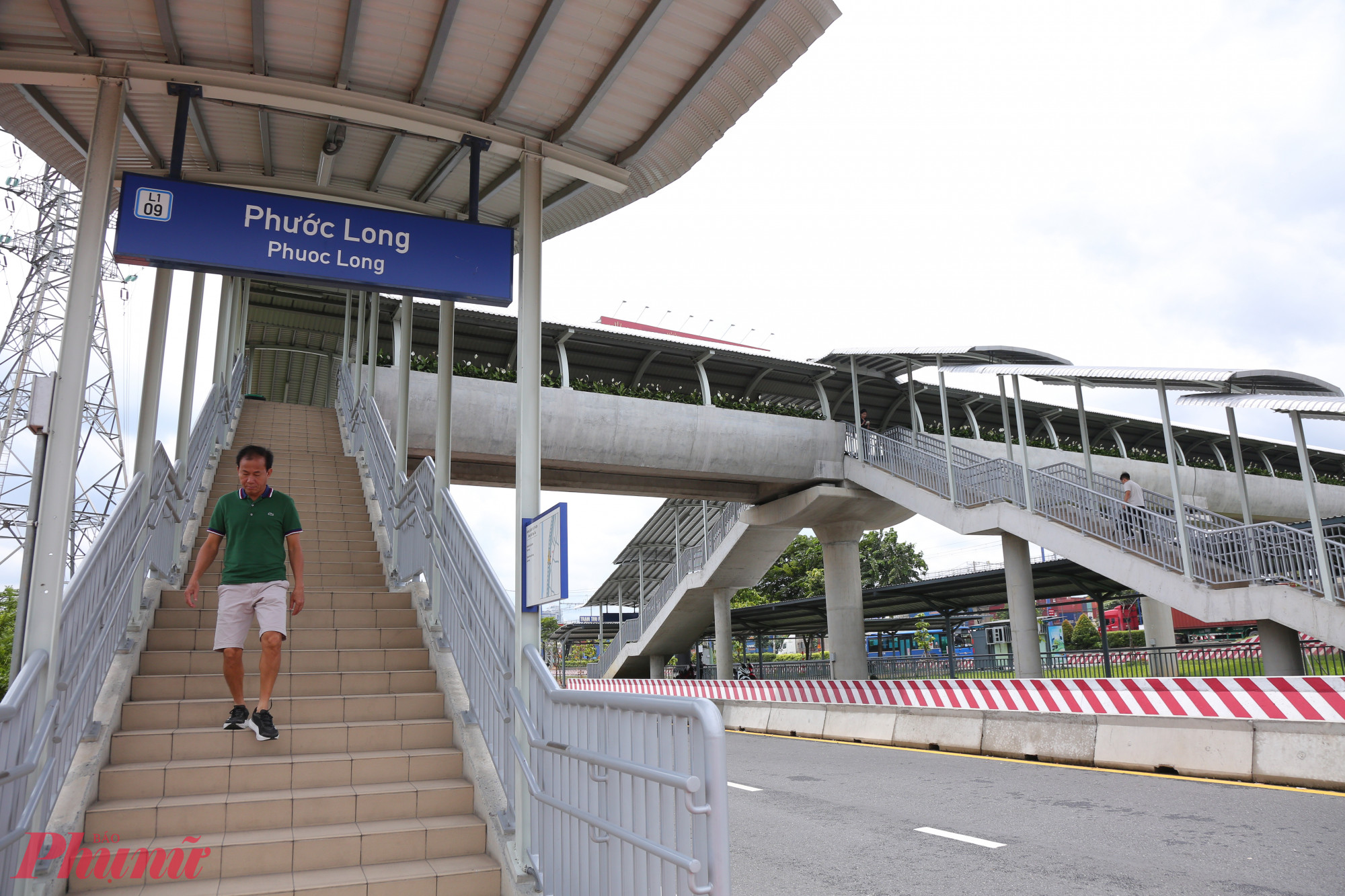 Cầu bộ hành metro tại ga Phước Long - Ảnh: TQ 