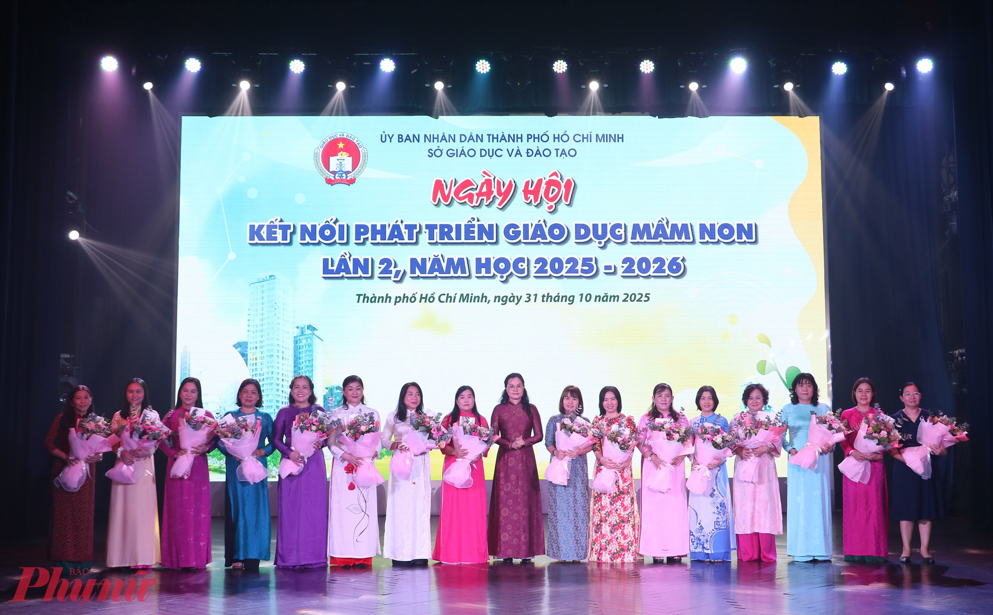 Tại ngày hội, lãnh đạo Sở GD-ĐT TPHCM tặng hoa tri ân 16 cụm trưởng chuyên môn bậc học mầm non trên địa bàn TPHCM - Ảnh: Trang Thư