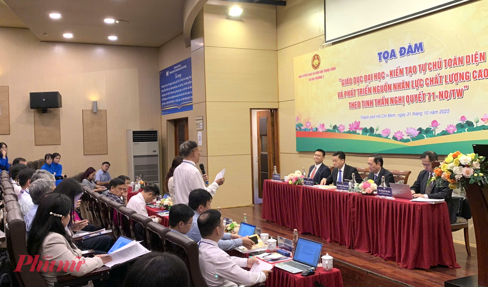 Chuyên gia từ các trường đại học chia sẻ tại buổi tọa đàm - Ảnh: Nguyễn Loan