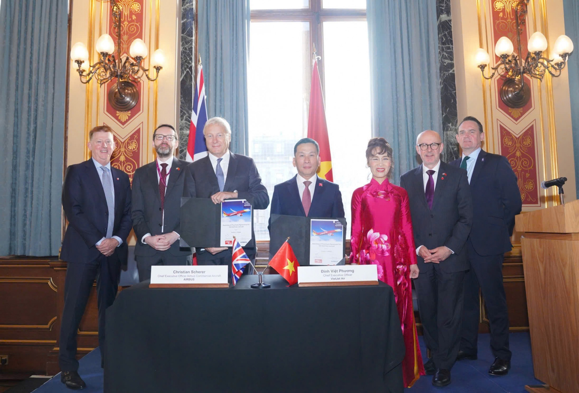 Tổng giám đốc Vietjet Đinh Việt Phương (giữa, phải) và Tổng giám đốc Airbus Commercial Christian Scherer (giữa, trái) ký kết hợp đồng đặt mua 100 tàu bay A321neo tại Bộ ngoại giao Anh với sự chứng kiến của Đại sứ Anh tại Việt Nam Iain Frew (thứ 2, trái), Đặc phái viên Thủ tướng Anh Matt Western (thứ 2, phải)