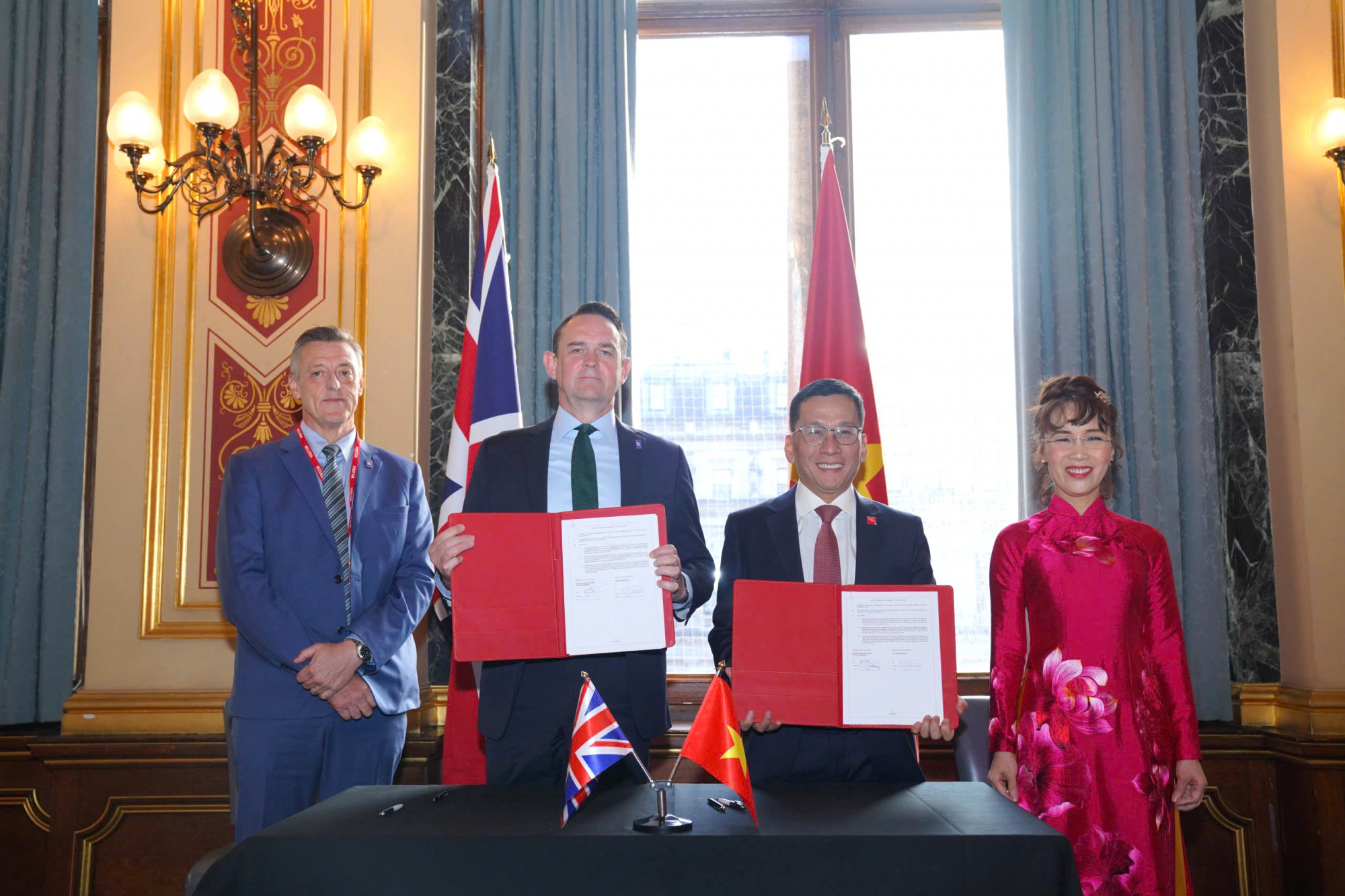 Tổng giám đốc Vietjet Đinh Việt Phương (giữa, phải) và ông Ewen McDonald - Tổng giám đốc Thương mại Tập đoàn Rolls-Royce (giữa, trái) ký kết hợp đồng mua động cơ và dịch vụ động cơ Trent 7000 trị giá 3,8 tỉ USD tại Bộ Ngoại giao Anh - Ảnh Vietjet