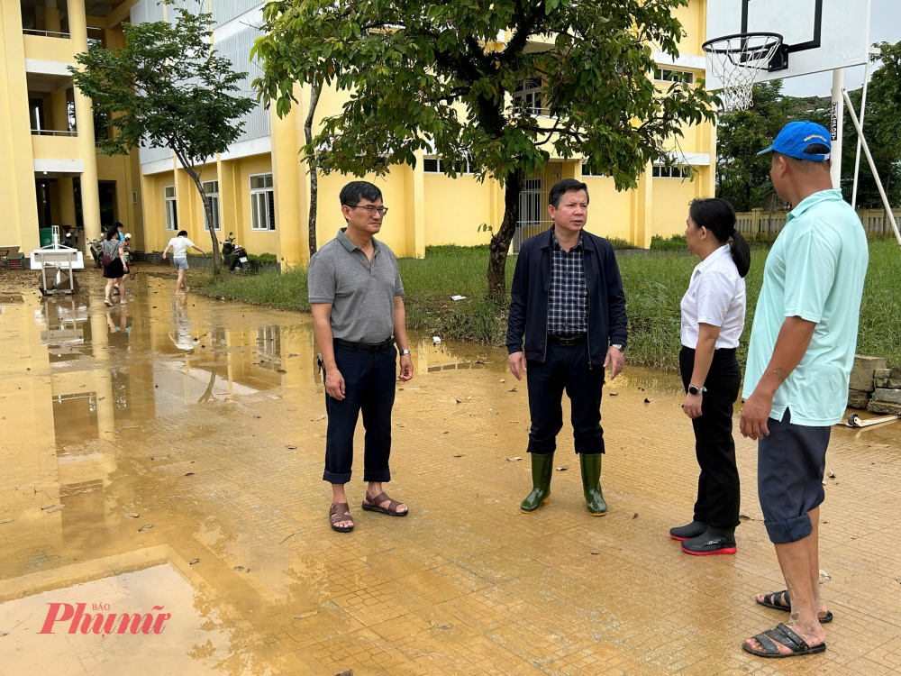 ước tính khoảng hơn 10,238 tỷ đồng. - Về người, có 02 học sinh tiểu học và 01 trẻ mầm non bị đuối nước. - Tổ chức dạy học: có 168/569 cơ sở giáo dục tổ chức dạy học ngày 31/10, các đơn vị còn lại dự kiến đi học trở lại vào ngày 03/11 do hiện nay một số vùng đang ngập nước, một số vùng đang tập trung khắc phục, dọn vệ sinh (lớp bùn dày) và khử trùng sau lũ.