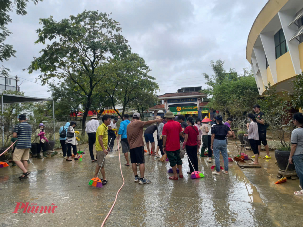 Do nước lũ ngâm lâu ngày nên các phòng học, sân trường phủ đầy bùn non