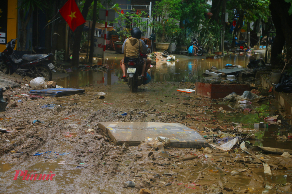 Lũ rút, hàng nghìn tấn rác thải bủa vây khắp TP Huế