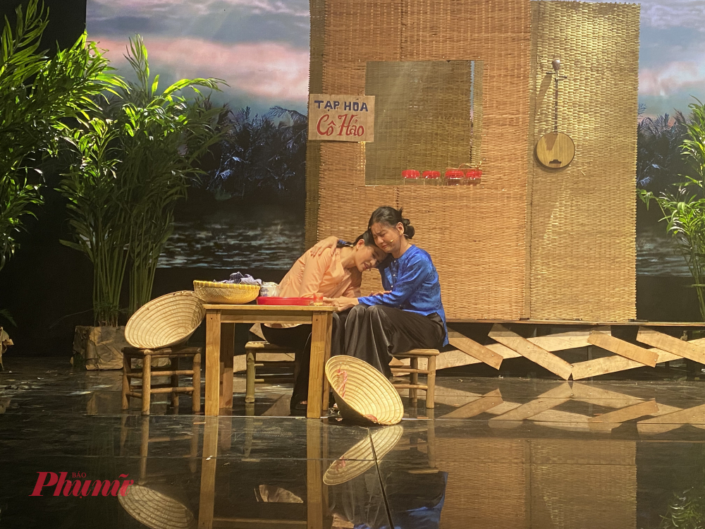 Chính lối diễn mộc mạc và tự nhiên, vở kịch đã đem đến những cảm xúc chân thật, khi thì hài hước, lúc lại xúc động, tất cả đều khiến người xem như được sống cùng nhân vật, cảm nhận không khí của miền sông nước len lỏi qua từng khung cảnh, từng lời thoại.