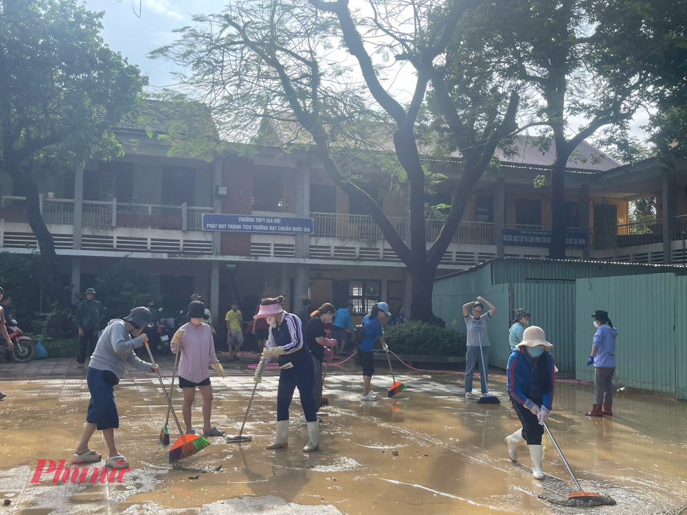 Tại trường THPT Gia Hội (phường Phú Xuân, TP Huế) trong ngày 31/10 gần 100 cán bộ, giáo viên đá có mặt tại trường để cùng nhau dọn bùn non, vệ sinh trường lớp sạch đẹp