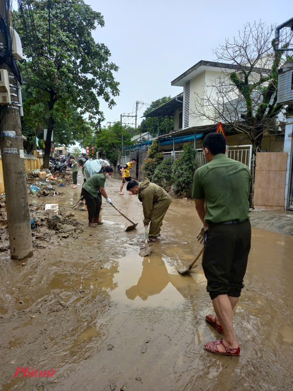 Lũ rút, hàng nghìn tấn rác thải bủa vây khắp TP Huế