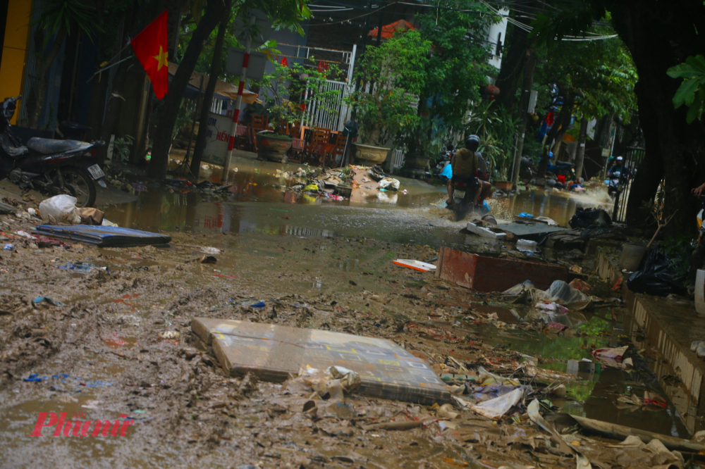 Lũ rút, hàng nghìn tấn rác thải bủa vây khắp TP Huế Các tuyến đường dẫn đến Hồ trái tim (TP Huế) rác cùng bùn non phủ kín đường đi